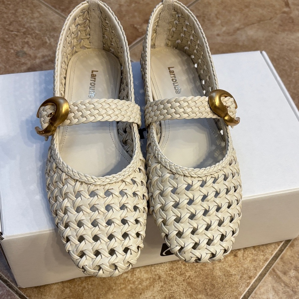 Verona Macrame Ballet Flat In SIlver Metallic Leather
Larroudé